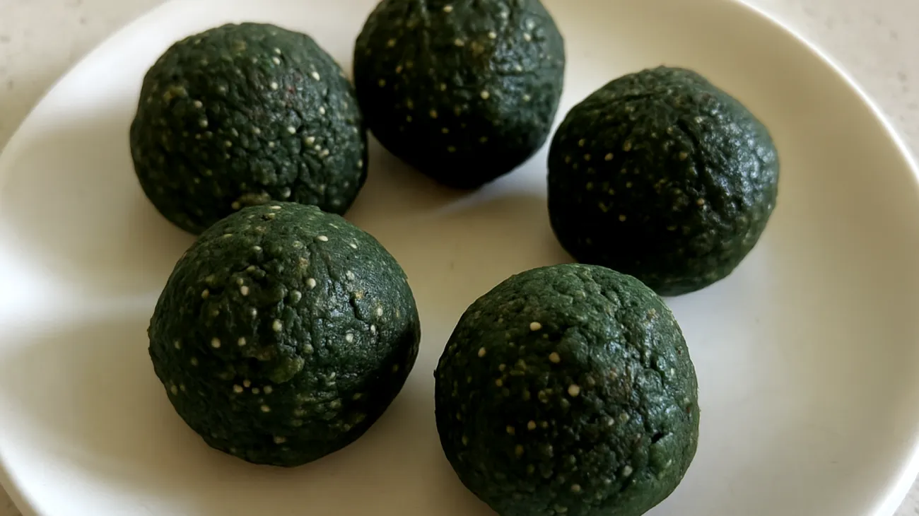 Boules d'énergie aux graines de chia et spiruline"