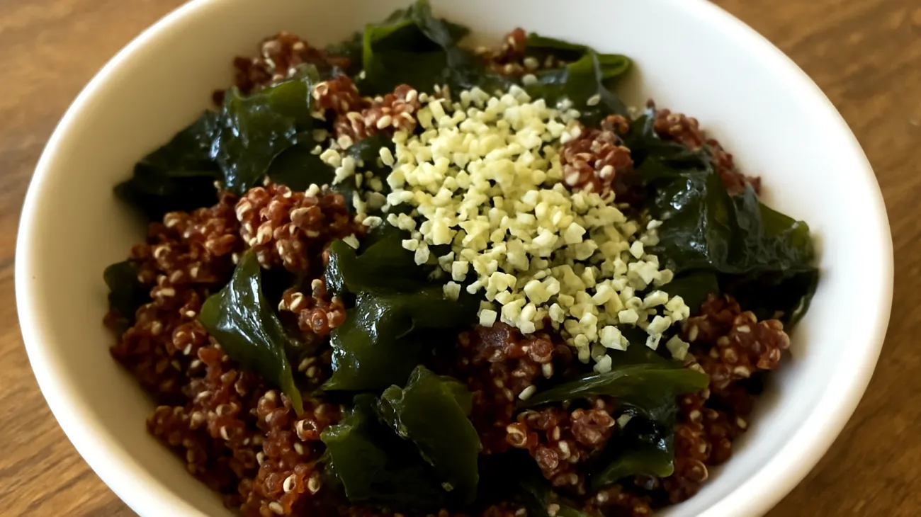 Salade de quinoa rouge aux graines de chanvre et algue wakame"